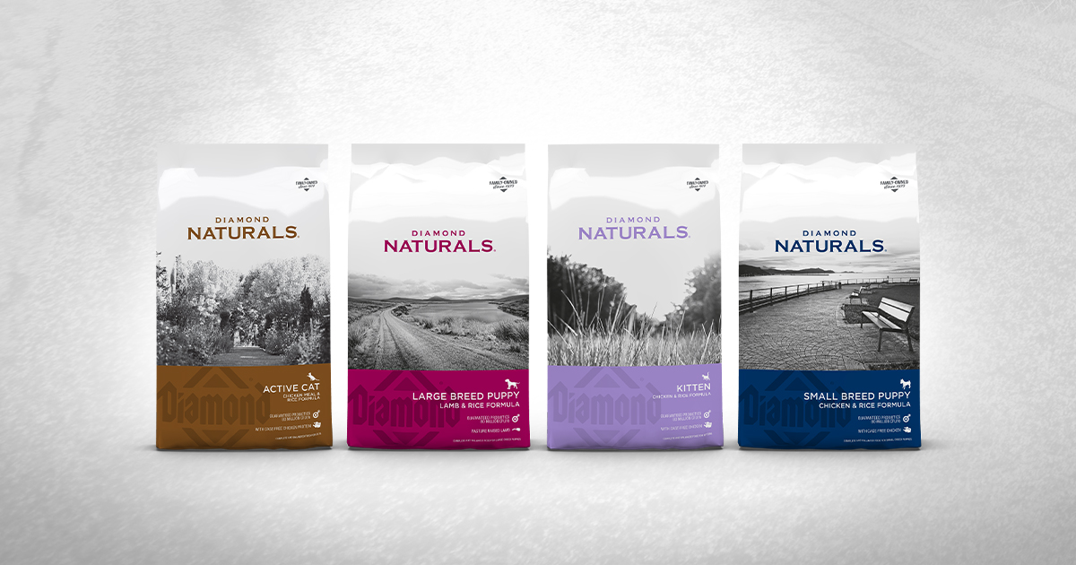 An interior graphic showing four different bags of Diamond Naturals pet food for dogs and cats.
